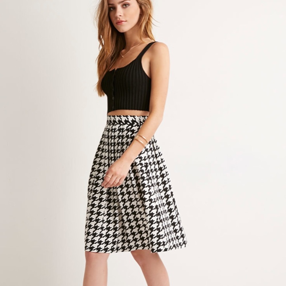 Size small FOREVER 21 houndstooth pleated skirt